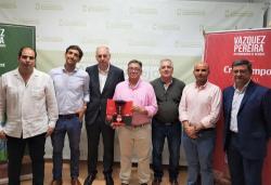 El alcalde recibe una edición especial de Cruzcampo con monumentos y el nombre de Almendralejo