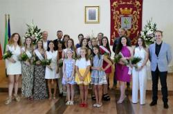 El alcalde entrega la insignia de oro de la ciudad a las reinas y pregonero y el “Calabazo” al Bodeguero de Honor