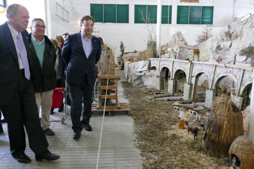 Ramírez y Vara visitan el Belén artístico de San Félix en la antigua Plaza del Mercado