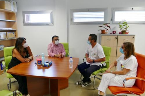 El alcalde visita a los colectivos que han trabajado en primera línea durante la pandemia para agradecerles su labor