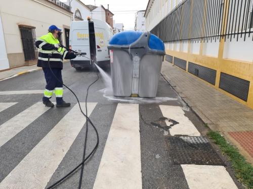 El Ayuntamiento refuerza la limpieza exterior de los contenedores y la recogida de residuos