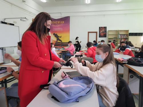 La Concejalía de Salud entrega más de mil mascarillas a estudiantes de Bachillerato con eslóganes sobre prevención de conductas adictivas