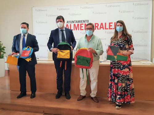 El Ayuntamiento recibe de la Obra Social La Caixa 100 mochilas completas con material escolar para Infantil, Primaria y Secundaria