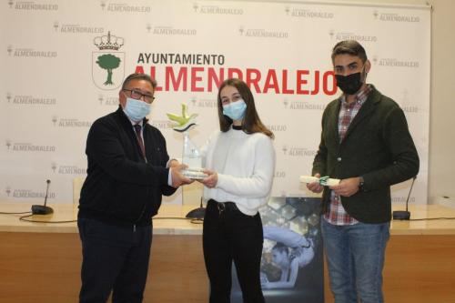 El alcalde y el director general de Deportes entregan a Irene Martínez el premio Mejor Promesa Femenina de Extremadura