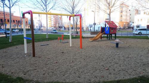 Los juegos infantiles del parque de la calle Jaraíz ya están disponibles