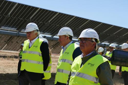 El alcalde asiste a la inauguración de la planta fotovoltaica 