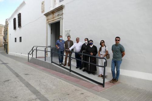 El alcalde visita con APAMEX la rampa de la iglesia de Santa Clara