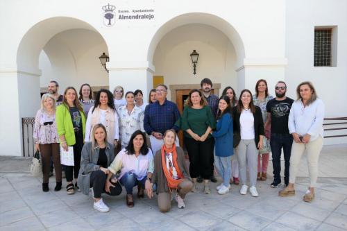 El alcalde visita a los nuevos alumnos de la Escuela Profesional Iris