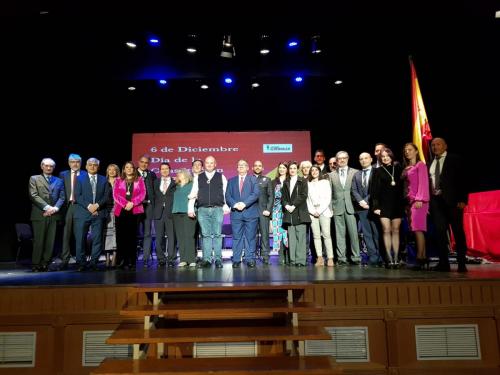 El alcalde entrega la Medalla de Almendralejo a Includes y a Antonio Mulas en el acto del Día de la Constitución