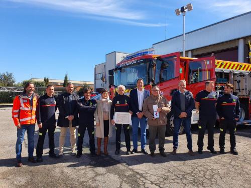 El alcalde presenta el nuevo camión bomba del Parque de Bomberos