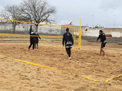 El alcalde visita la pista de voley playa y el pump truck