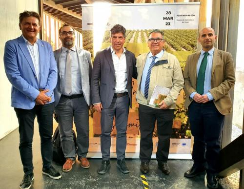 El alcalde destaca la sostenibilidad y la búsqueda de nuevas variedades como innovación en el sector del vino