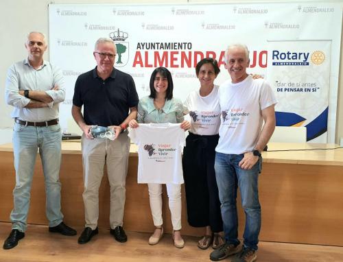 La concejala de Cooperación al Desarrollo presenta un nuevo proyecto de la mano de dos almendralejenses