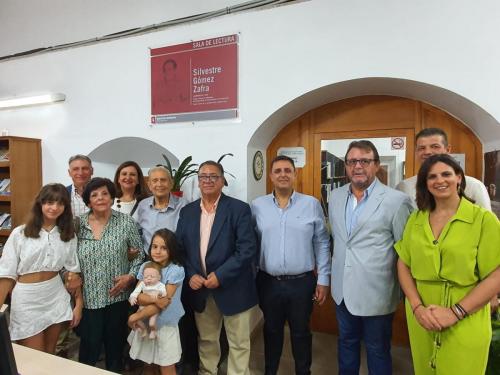 Silvestre Gómez Zafra ya da nombre a la sala de lectura de la renovada biblioteca municipal